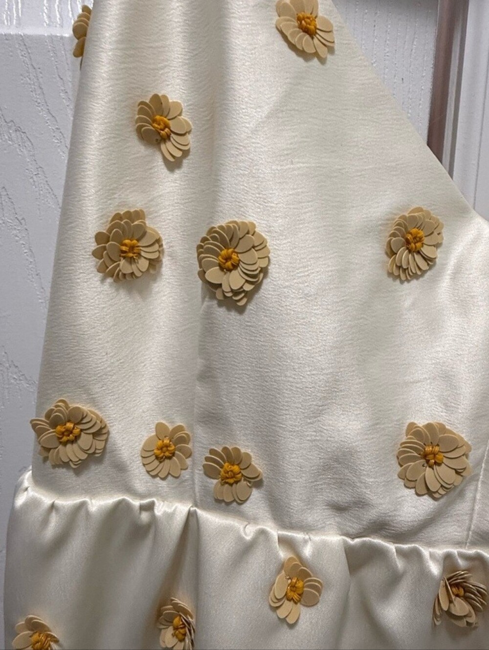 NWT ANTHROPOLOGIE DHRUV KAPOOR WHITE TIE SHOULDER MIDI DRESS WITH YELLOW DAISY - Picture 3 of 3